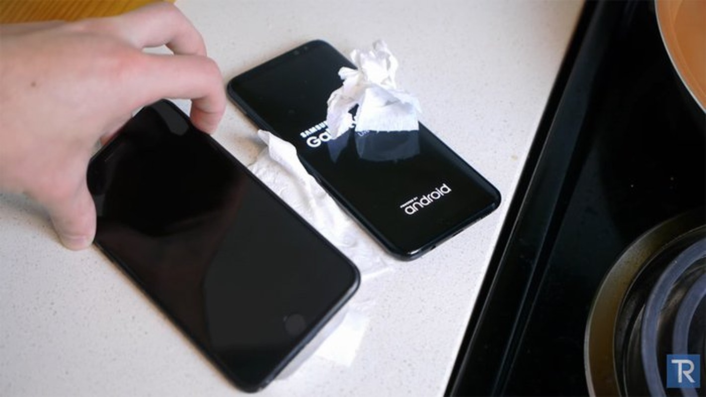 Choang vang xem Galaxy S8 Plus, iPhone 7 Plus do suc trong nuoc soi-Hinh-9